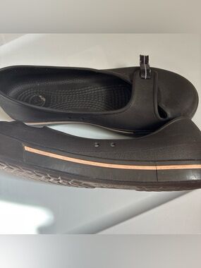 CROCS-Women's Dark Brown Adjustable Toe Strap Ballet Flats Comfort- Size 6 W